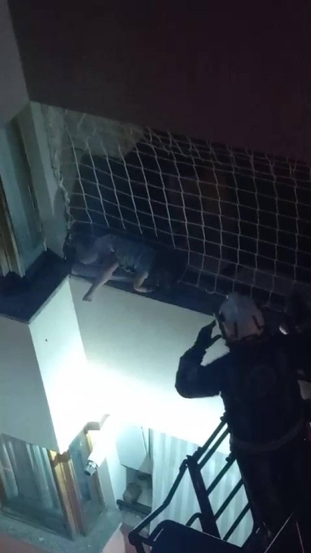 Can pazarı yaşandı! Küçük çocuk balkon filesine asılı kaldı! 1